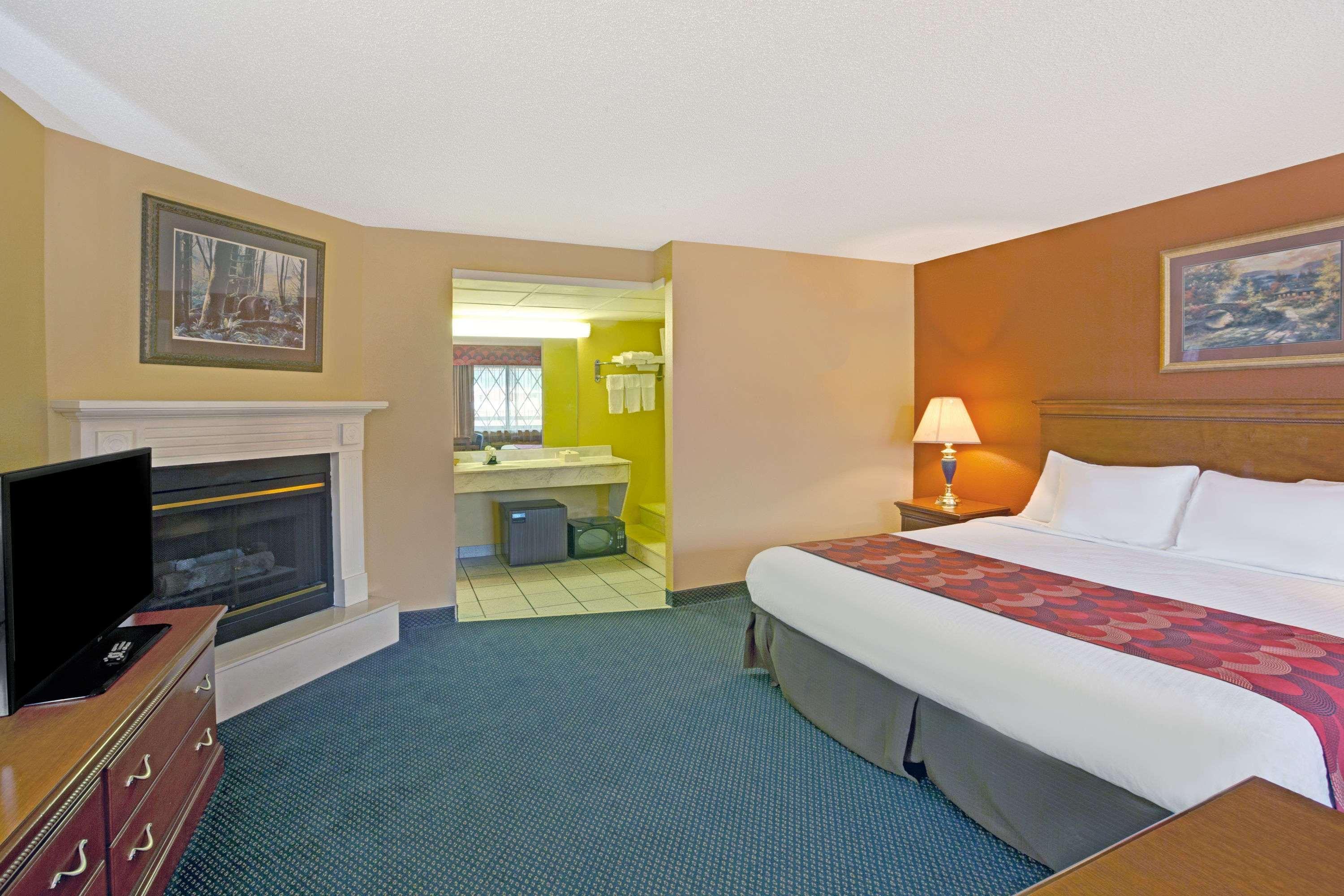 Hotel Super 8 By Wyndham Downtown Gatlinburg At Convention Center Exterior foto