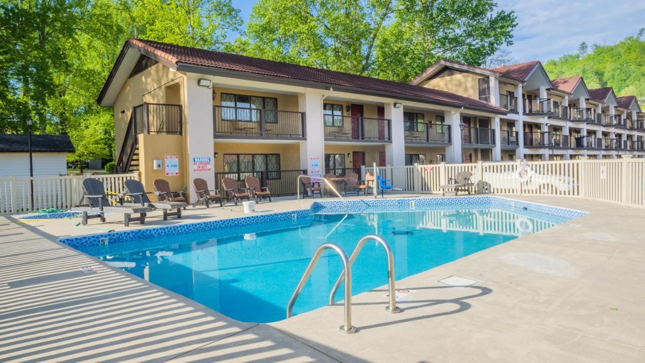 Hotel Super 8 By Wyndham Downtown Gatlinburg At Convention Center Exterior foto