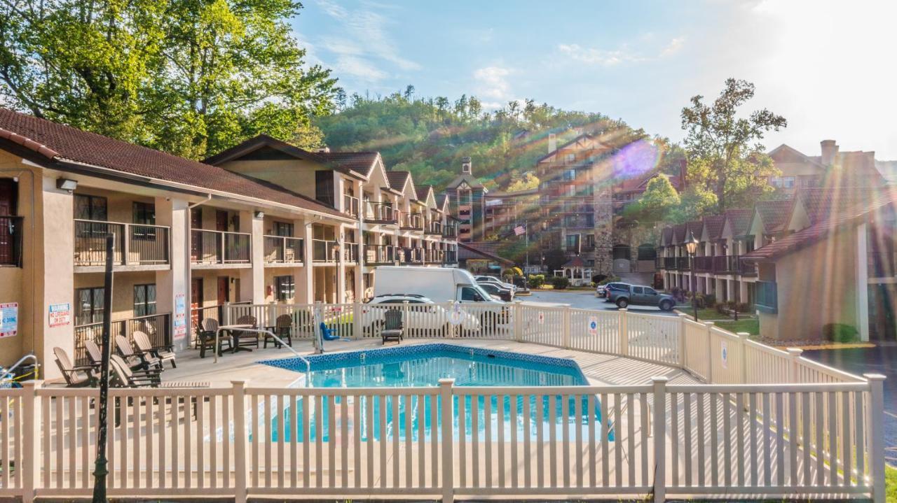 Hotel Super 8 By Wyndham Downtown Gatlinburg At Convention Center Exterior foto
