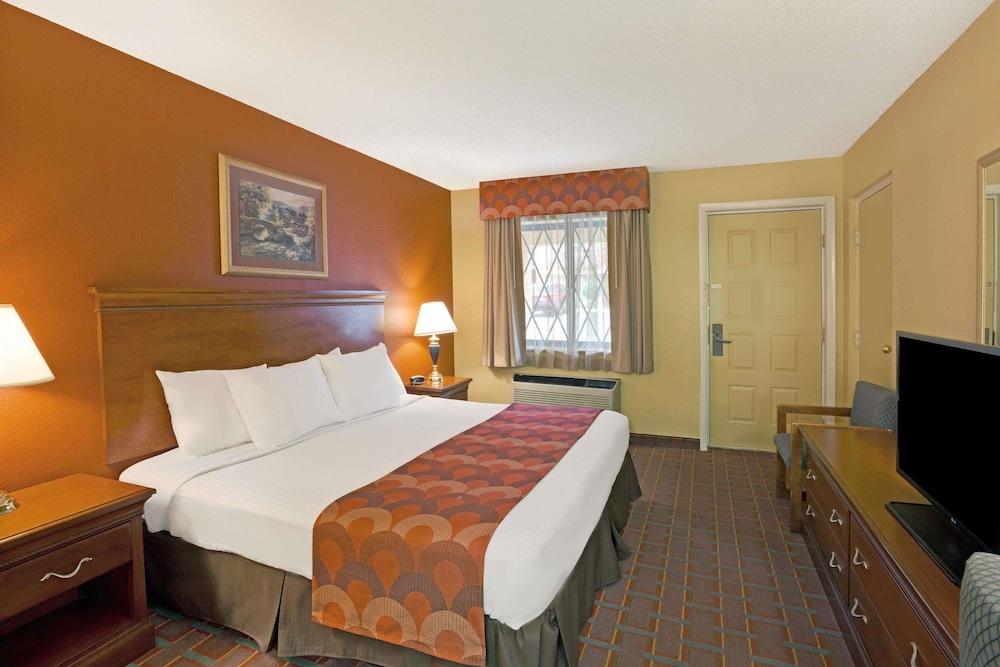 Hotel Super 8 By Wyndham Downtown Gatlinburg At Convention Center Exterior foto