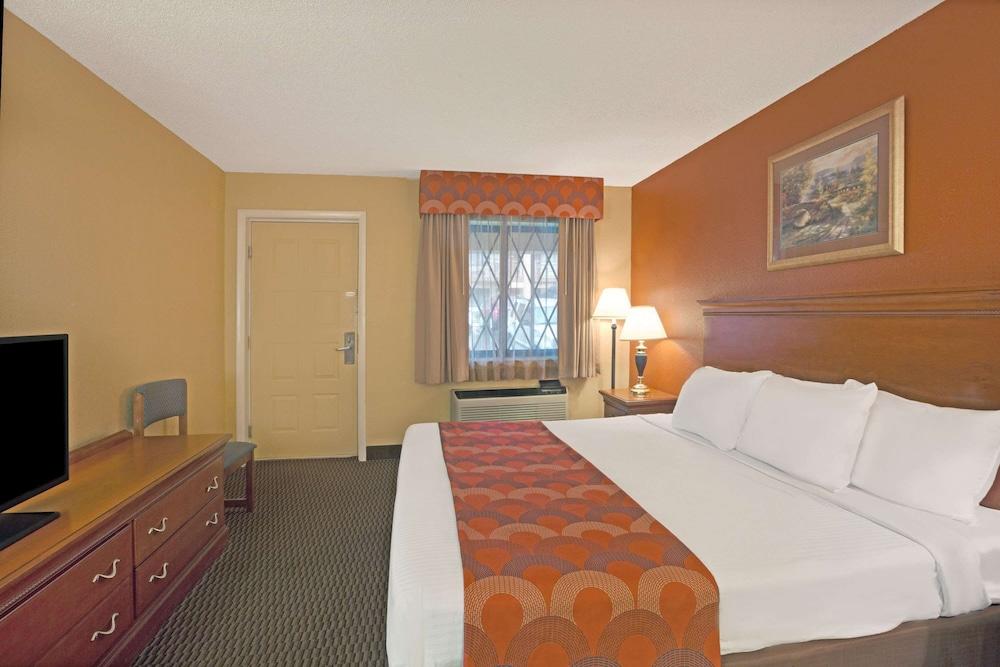 Hotel Super 8 By Wyndham Downtown Gatlinburg At Convention Center Exterior foto