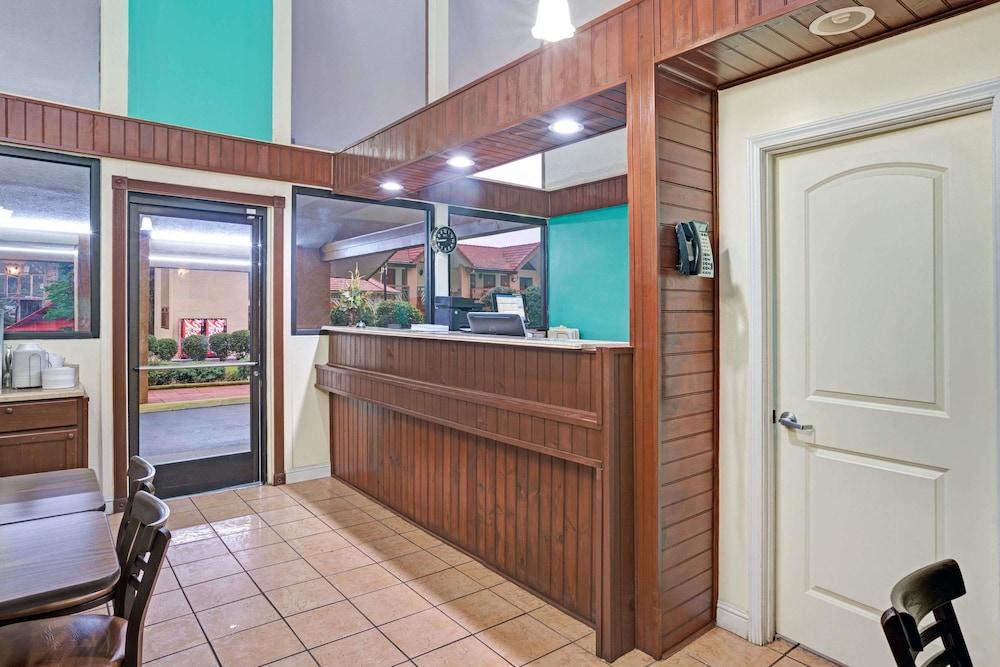 Hotel Super 8 By Wyndham Downtown Gatlinburg At Convention Center Exterior foto