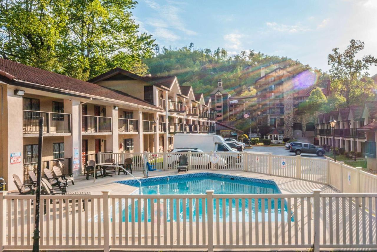 Hotel Super 8 By Wyndham Downtown Gatlinburg At Convention Center Exterior foto